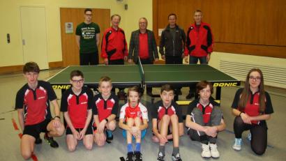 Bild: wro
Die Spende von Toni Dutz kann ab sofort von den Tischtennisspielern genutzt werden. Im Bild – neben der TB-Jugend – Übungsleiter Daniel Klinger, Spartenleiter Beppo Sertl, Toni Dutz und die Übungsleiter Siegfried Thoma und Markus Schäffler (von links).