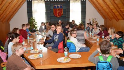 Bild: fz
Im Sitzungssaal der Gemeinde geht es bei der Visite der SMV locker zu.