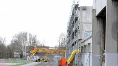 Bild:  Stephan Huber
An der Ostfassade (im Bild) oder auch im Süden soll die Realschulsporthalle einen weiteren Zugang sowie einen kleinen Anbau erhalten. .