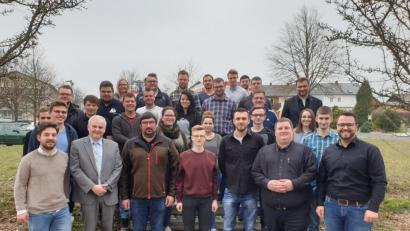 Bild: exb
Georg Redl junior (vorne, Zweiter von rechts) ist der Vorsitzende des wieder gegründeten JU-Ortsverbandes. Ihn und den weiteren Vorstandsmitgliedern gratulieren unter anderem die Kreisvorsitzenden Matthias Grundler (rechts) und Michael Dutz sowie CSU-Ortsvorsitzender und Bürgermeister Günter Kopp (vorne von links)