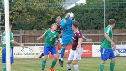 Bild: gb
Im Strafraum des SV Mitterteich II (im Bild fängt Keeper Michael Schultes einen Eckball im Hinspiel ab) wird es am Samstag wieder heiß hergehen. Die Landesliga-Reserve muss nach Steinmühle.
