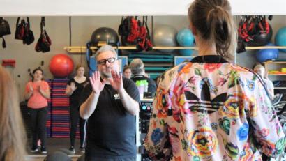 Bild: Dagmar Williamson, dwi
Abwehrhaltung einnehmen: Einen Schritt nach vorne, Hüfte leicht zur Seite drehen, Hände vor das Gesicht. Signalisierende Körpersprache und ein selbstbewusstes Auftreten halten Täter ab, weiß Krav-Maga- Trainer Alan Ribica.