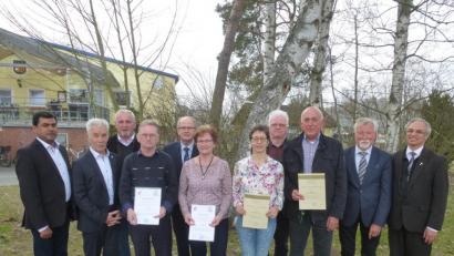 Bild: bk
Den Chorsängern und ausgeschiedenen Kirchenverwaltungs-Mitgliedern danken Pfarrer Varghese Puthenchira, Hermann Bäumler (von rechts) sowie Pater Prince, Wolfgang Krauß, Bürgermeister Ludwig Biller und Dirigent Gotthard Betz (von links).