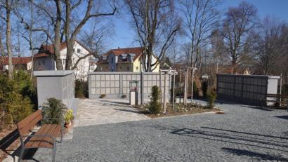 Bild: ws
Zu den besonderen Investitionen in den vergangenen Jahren am Friedhof gehörte auch die neue Urnenanlage. Die Maßnahmen schlagen auch auf den Preis durch. Für die Nutzung einer Urnennische am neuen städtischen Friedhof werden künftig im Jahr rund 92 Euro fällig.