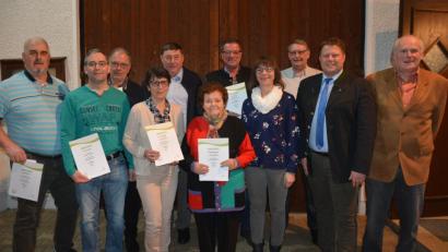 Bild: jr
Langjährige Mitglieder zeichnete die Siedlergemeinschaft Pleußen bei ihrer Jahresversammlung aus. Im Bild (von links) Josef Burger, Christian Helm, Alfred Schaumberger, Sonja Gleißner (stellvertretend für ihren Mann Eduard), Johann Eckstein, Maria Schaumberger, Peter Sirtl, stellvertretende Vorsitzende Ulrike Schulhauser, Robert Nürbauer, Zweiter Bürgermeister Stefan Grillmeier und Vorsitzender Friedrich Bergmann.