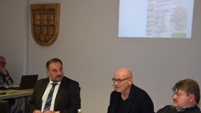 Bild: fla
Uwe Peter (mitte), Leiter des Reha-Zentrums Oberpfalz, stellt im Marktrat zwei neue Projekte der Einrichtung vor.