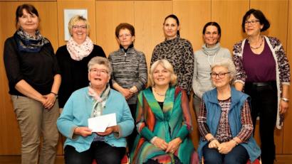 Bild: arw
Die Vorsitzende des Frauenbunds Inge Trottmann (links, stehend) überreicht 400 Euro an Erna Hauer für die Rumänienhilfe.