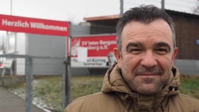 Bild: ref
Metin Türksever auf dem Gelände des SV Inter Bergsteig Amberg, seiner "zweiten Heimat".