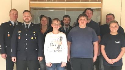 Bild: fjo
Jugendwart Dominik Zintl (Zweiter von links) freut sich über Nachwuchs bei der Jugendfeuerwehr im Jubiläumsjahr. Günter Michl (Vierter von rechts) ist neuer Jugendsprecher, dem Maximilian Krämer (rechts) zur Seite steht.
