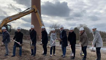 Bild: fph
Spatenstich für ein Megaprojekt: Im Bild von links Marko Müller von der Firma RK Landschaftsbau, Bürgermeister Stefan Göcking, Landrat Karl Döhler, Architekt Peter Hilgarth (Werkstatt), Silvia Asadi von der Regierung von Oberfranken, Architekt Karsten Hilbert (Wohnheim), Landschaftsarchitekt Klaus Pöhlmann, Stefan Seewald von der Oberfrankenstiftung und die Geschäftsführerin der Lebenshilfe Fichtelgebirge, Susanne Hilpert.