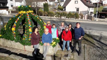 Bild: cro
Die Vorsitzende der Frauen-Union Annemarie Sladky (Vierte von links) stellte mit ehrenamtlichen Helfern die Osterkrone auf den Brunnen.