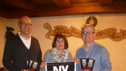 Bild: mad
Vorsitzender Martin Scharf stellte zusammen mit den beiden Zweiten Vorsitzenden Gabi Ebenschwanger und Wolfgang Nagler ein Plakat und Flyer für die zwei geplanten Musik-Veranstaltungen im Burghof vor.