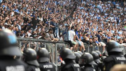 Bild: Peter Kneffel/dpa
Löwen-Frust nach der Niederlage gegen Regensburg: Polizisten bewachen den Bereich vor Fans des TSV 1860 München.