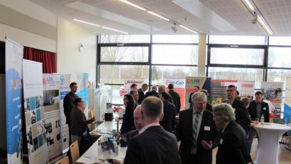 Bild: stg
Welches Unternehmen bietet was an? Antworten gibt der "Branchentreff" im Foyer der Mehrzweckhalle. Der direkte Austausch ist auch eine Möglichkeit für Betriebe, passende Kooperationspartner zu finden.