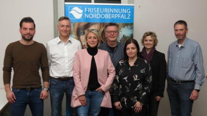 Bild: Dobmeier
Der scheidende Obermeister Harald Raml (Mitte) wird von Kreishandwerksmeister Joachim Behrendt (rechts) und Christa Neubauer-Kreutzer (Kreishandwerkerschaft, daneben) sowie (von links) Arif Tombas, Alfons Kliebhan, Carmen Witzl und Kerstin Flessa verabschiedet.