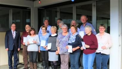 Bild: exb
Martin Preuß (ganz links) mit den Mitgliedern, die das Wanderabzeichen erworben haben.