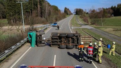 Bild: rw
Der umgestürzte Unimog und der mit Holz beladene Anhänger blockierten über Stunden die Fahrbahn.