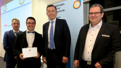 Bild: Hirsch
Präsident Michael Hilpert (Zweiter von rechts) überreichte dem Bundessieger des Sanitär-Wettbewerbs, Christoph Steinbacher (Zweiter von links), einen Werkzeugkoffer als Geschenk. Obermeister Michael Zinnbauer (rechts) und Prüfungsvorsitzender Thomas Steinbacher (links) gratulierten.