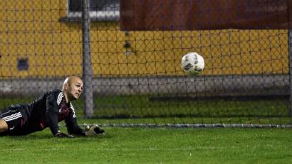 Bild: Büttner, Gerhard
SpVgg-SV-Torhüter Matthias Götz hielt nach einer Viertelstunde einen Handelfmeter. Weiden feierte am Freitagabend den nächsten Sieg.