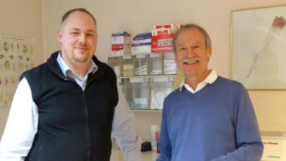 Bild: cv
33 Jahre betrieb Dr. Johannes Müller (rechts) seine Praxis in der Ortsmitte von Schwarzenfeld. Mit Dr. Philipp Gußmann hat er in Zeiten, in denen es schwer ist, junge Allgemeinmediziner aufs Land zu holen, einen Nachfolger gefunden.