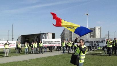 Bild: esa
Ein Lastwagenfahrer schwenkt vor dem Europa-Parlament in Straßburg eine rumänische Flagge. Er demonstriert mit Kollegen gegen neue Verordnungen für Speditionsunternehmen.