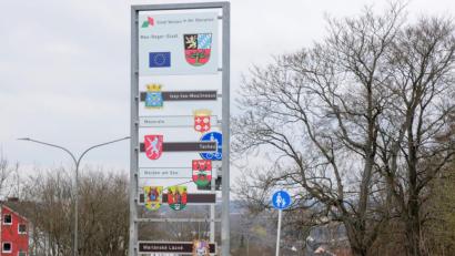 Bild: Stephan Huber
An fünf Einfallstraßen in die Stadt weisen bereits Schilder auf die Weidener Städtepartnerschaften hin. Um künftig auch Besucher willkommen zu heißen, will der Kulturbeirat nun ausloten lassen, wie teuer die Anschaffung von digitalen Hinweisschildern kommt.