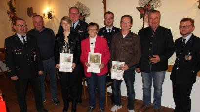 Bild: ral
Das Bild zeigt die geehrten Mitglieder mit den Ehrengästen. Barbara Pröls (Fünfte von links) wurde zum Ehrenmitglied der Feuerwehr ernannt.
