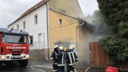 Bild: Julian Fischer
Aus dem Übungsobjekt raucht es. Die Feuerwehrmänner legen die Atemschutzgeräte an, um einen Innenangriff zu starten.