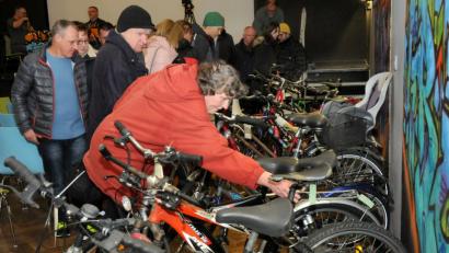 Bild: Stephan Huber
Die Fundräder werden im Jugendzentrum genau inspiziert.