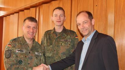 Bild: frd
Standortbetreuer Jörg Hilgert von der KAS (rechts), dankte Oberstleutnant Christoph Huber (links) für seinen Einsatz für das Soldatenheim mit einem Präsent und wünschte Oberstleutnant Andreas Bleek (Mitte), den Kuratoriumsmitgliedern, den Soldaten und der Bevölkerung der Region, dass das Soldatenheim möglichst bald wieder geöffnet und mit Leben erfüllt werde.