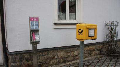 Bild: wro
Der öffentliche Fernsprechapparat in der Ortsmitte von Falkenberg ist nicht mehr rentabel. In wenigen Tagen wird die Telefonsäule verschwinden. Nur der Postkasten bleibt stehen.