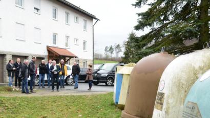 Bild: bey
Das Erdreich vor den Containern soll abgetragen und durch Schotter ersetzt werden, um das Befahren für Lastwagen zu erleichtern. Darauf einigt sich der Bau-, Umwelt- und Wirtschaftsausschuss des Marktes Floß.