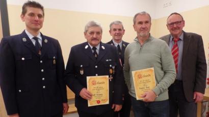 Bild: br
Die Vorsitzenden Markus Heindl (links) und Edgar Schindler (Mitte) sowie zweiter Bürgermeister Rudi Heier (rechts) zeichnen Ehrenkommandant Wolfgang Heindl für 50 und Peter Prestele (Zweiter und Vierter von links) für 25 Jahre Treue aus.