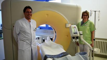 Bild: Bernhard Krebs/exb
Dr. Christian Glöckner und Christina Biegerl (Medizinisch-technische Radiologieassistentin) präsentieren das neue CT in der Asklepios-Klinik Oberviechtach.