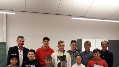 Bild: exb
Musikschulleiter Tobias Böhm und Schlagzeuglehrer Max Schmidkonz (hinten links und rechts) sind sehr zufriedenen mit ihren Schülern.