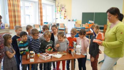Bild: du
Zahnärztin Dr. Sybille Baier-Hümmer (rechts) gibt den Erst- und Zweitklässlern der Grundschule Schirmitz im Unterricht Infos zur Zahngesundheit mit auf den Weg.