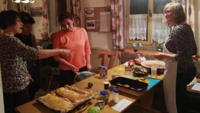Bild: le
Schnell gekocht und dennoch lecker beim Essen. Marianne Paulus (rechts) beeindruckt die Bergnetsreuther Frauen mit ihren Kochideen.