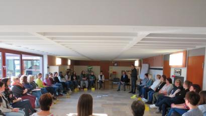 Bild: Stadt Tirschenreuth
Bürgermeister Franz Stahl (stehend) hieß Dr. Peter Hammerschmid (links daneben) im städtischen Kinderhaus Kunterbunt herzlich willkommen.