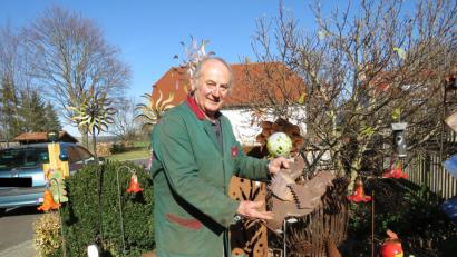 Bild: ubb
Stolz präsentiert Siegfried Walter seine bisherigen Arbeiten, die er in seiner Hofeinfahrt attraktiv aufgebaut hat.