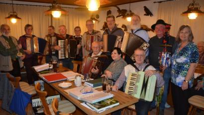 Bild: jr
Helene Rothenberger-Zeitler (rechts) freute sich über das Kommen vieler Musiker und Gäste zum letzten Treffen im Naturfreundehaus.