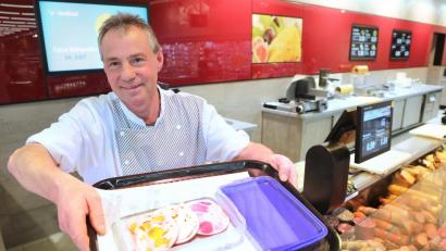 Bild: Wolfgang Steinbacher
Plastikfrei an der Wursttheke, Edeka Abteilungsleiter Werner Weiß