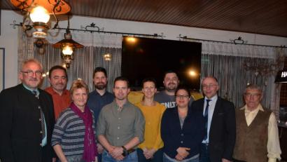 Bild: tok
Den Ortsverschönerungsverein führen (von links) Bürgermeister Rudolf Schopper, zweiter Vorsitzender Otto Uhl, Marianne Kowalek, Vorsitzender Sven Förster, Bernd Förster, Christina Bäumler, Markus König, Sonja König, Kreisvorsitzender Albert Nickl und Josef Gleißner.