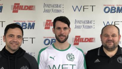 Bild: exb
Frank Linke (Mitte) wurde kurzfristig von der DJK Gebenbach (links Trainer Faruk Maloku, rechts Teammanager Josef Nitzbon) verpflichtet.