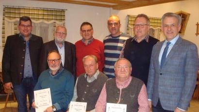 Bild: wmr
Die geehrten Mitglieder der Mitterteicher Siedler mit dem neuen Vorsitzenden Matthias Kraft, dem bisherigen Vorsitzenden Josef Fennerl (stehend, von links) und Bürgermeister Roland Grillmeier (stehend, rechts).