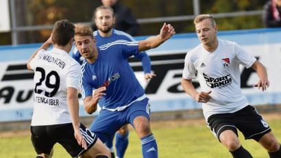 Bild: Alfred Schwarzmeier
Auf Timo Nürnberger (blau) – hier in der Partie gegen den TSV Waldkirchen – muss der Etzenrichter Trainer Rüdiger Fuhrmann im Heimspiel am Samstag gegen den ASV Burglengenfeld verzichten.