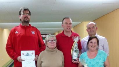 Bild: nm
Auszeichnungen gab es für erfolgreiche Kegler. Harald Strigl, Ulrike Pöllinger, Roman Schell, Kerstin Stahl und TSV-Vorsitzender Jürgen Lugert (von links) hoffen gleichzeitig auf eine gute Zukunft der Sparte.