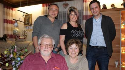 Bild: soj
Bild zeigt den Jubilar (v.li.) Helmut Beregsasi mit Gerda Kern und
(hinten v.li) Uwe und Alexandra Kern spwie CSU-Vorsitzenden Wolfgang Söllner.