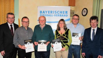 Bild: stg
Die Vorsitzenden Wolfgang Weber (links) und Harald Wachenbrunner (rechts) danken Peter Wolf junior, Helmut Schelzke, .Andrea Kick und Georg Fütterer junior (von links) für ihre Treue.