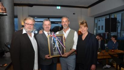 Bild: dob
Es ist angerichtet. Am Donnerstagabend eröffnete das "friedrich". Thomas "Sakko" Christof, Bürgermeister Andreas Wutzlhofer, Veit G. Reisberger und Ehefrau Astrid (von links nach rechts) mit dem Namensgeber Pfalzgraf Friedrich, den der Rathauschef als Geschenk zur Eröffnung mitbrachte.