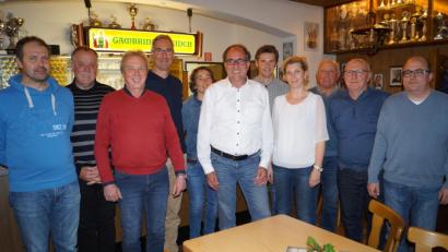 Bild: du
Markus Dobmeier (vorne, Mitte) bleibt Chef der SpVgg-Radsportabteilung. Als Mitarbeiter im Vorstand hat er bei der Neuwahl viele neue Gesichter um sich geschart.